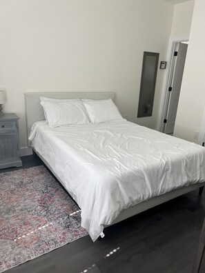 1 dormitorio, tabla de planchar con plancha, wifi y ropa de cama