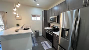 Réfrigérateur, micro-ondes, four, plaque de cuisson