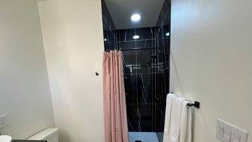 Douche, sèche-cheveux, serviettes fournies, savon