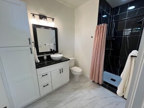 Een douche, een haardroger, handdoeken, zeep