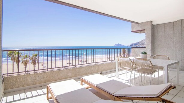 A balcony with a view of the beach, a table with chairs, and two sun loungers. - Calpe Playa | Arenal Bol Calpe (Calpe)