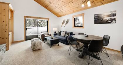 Tahoe Donner Treasure - Dog Friendly Retreat with EV Charger, Newly Decorated, Close to Skiing!