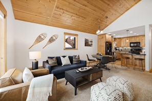 Smart TV, fireplace - Tahoe Donner Treasure - Cute Dog Friendly Retreat, Newly Decorated, Close to Trails! (Truckee)