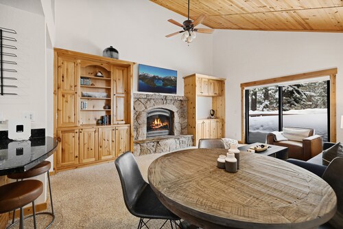Tahoe Donner Treasure - Cute Dog Friendly Retreat with EV Charger, Newly Decorated, Close to Trails!