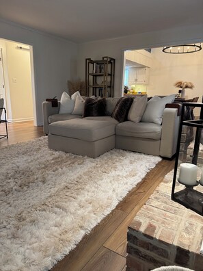 Smart TV, fireplace, video games, computer monitors - 4BR Home w/ Heated Pool, Arcade & More – less than 10 Min from Airport (Plainfield)