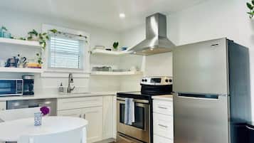 Mikrobølgeovn, ovn, kokeplater og oppvaskmaskin