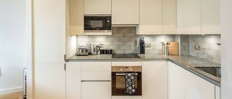 電子レンジ、オーブン、コンロ、食器洗い機