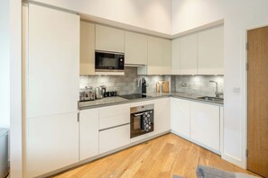 Een microgolfoven, een oven, een kookplaat, een vaatwasser