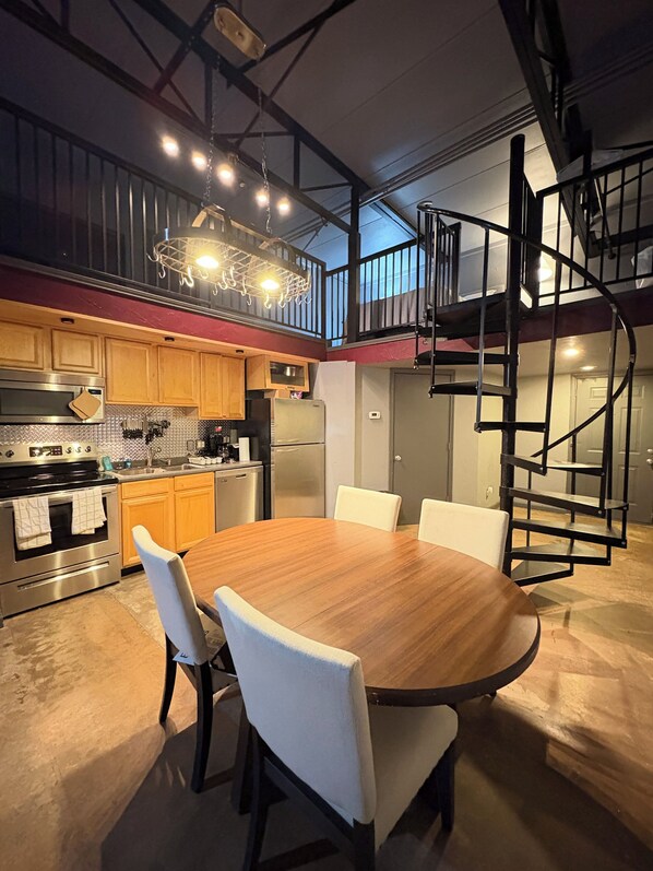 Dining - Cozy modern 1-bedroom loft in down town Dallas deep ellum (Dallas)
