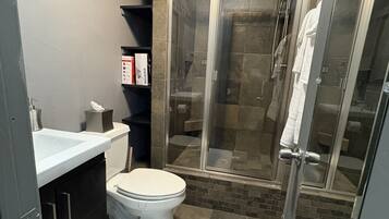 Douche, séchoir à cheveux, serviettes fournies, savon