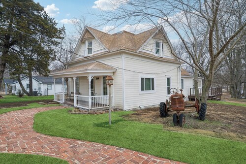 1800s Farmhouse—King Bed~Big Kitchen~Games & DVDs