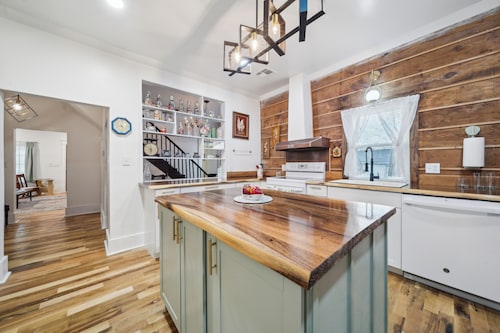 1800s Farmhouse—King Bed~Big Kitchen~Games & DVDs