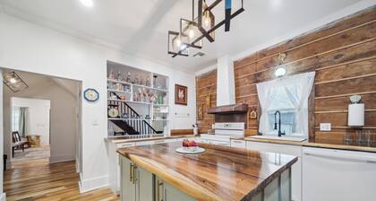 1800s Farmhouse—King Bed~Big Kitchen~Games & DVDs