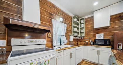 1800s Farmhouse—King Bed~Big Kitchen~Games & DVDs