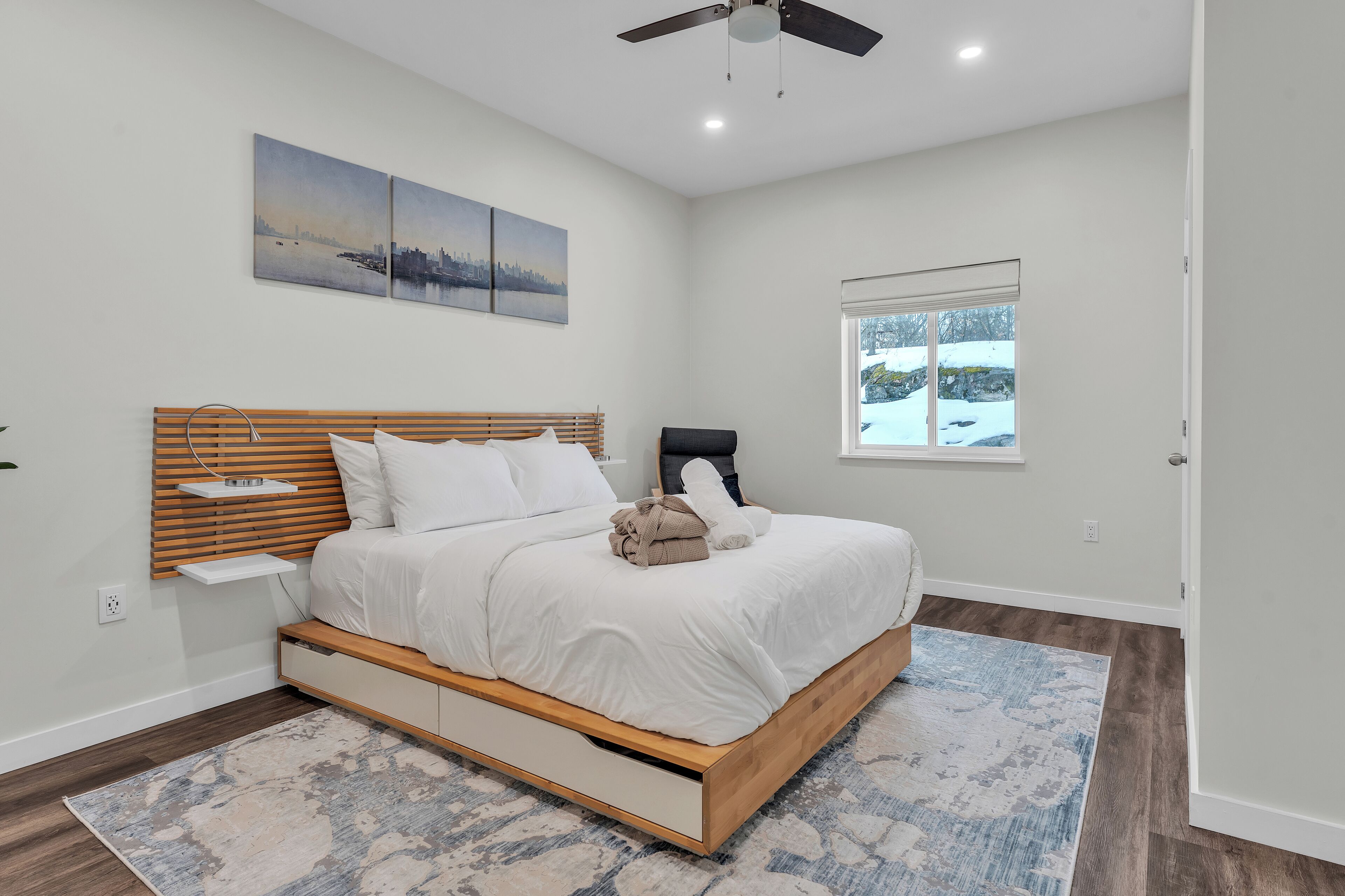 3 chambres, bureau, fer et planche à repasser, lit parapluie