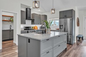 Kjøleskap, mikrobølgeovn, ovn og kokeplater