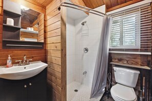 Shower, towels, soap, toilet paper - 3bdrm Cottage at Lake Simcoe (Brechin)