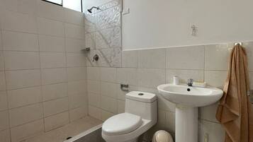 Douche, serviettes fournies, savon, papier toilette