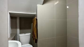 Douche, serviettes fournies, savon, papier toilette