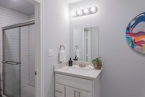 Douche, articles de toilette écologiques, sèche-cheveux