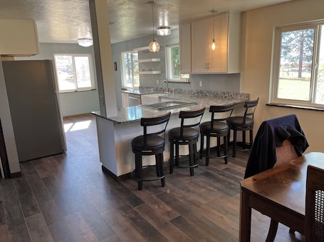 Fridge, microwave, oven, stovetop. Charming 3-bedroom house with AC, WiFi in welcoming Chiloquin