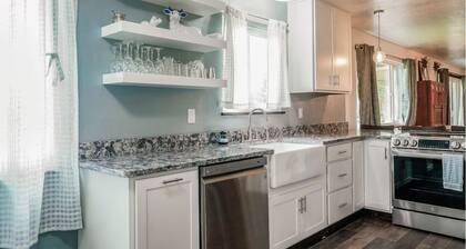 Charming 3-bedroom house with AC, WiFi in welcoming Chiloquin