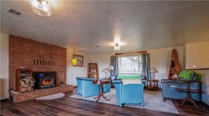 Smart TV, fireplace, books - Charming 3-bedroom house with AC, WiFi in welcoming Chiloquin (Chiloquin)