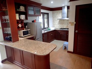 Kjøleskap, mikrobølgeovn, kokeplater og vannkoker