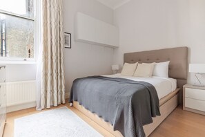 2 bedrooms, iron/ironing board, WiFi, bed sheets - Blueground | London, nr park, Venice & cricket (London)