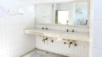 Standard-huone | Kylpyhuone | Suihku, ilmaiset hygieniatuotteet, saippua, sampoo