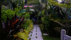 A garden pathway with lush greenery and a tiled walkway. - Hong Sau Resort (Sakleshpur)