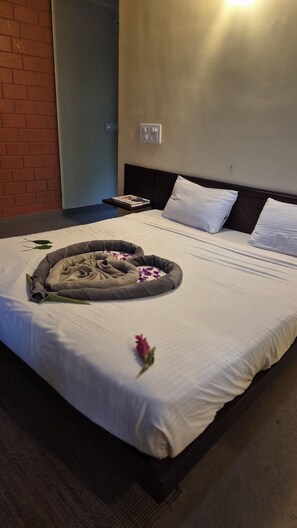 Luxury Villa, Garden View with Jacuzzi | In-room safe, blackout drapes, free WiFi, bed sheets - Hong Sau Resort (Sakleshpur)
