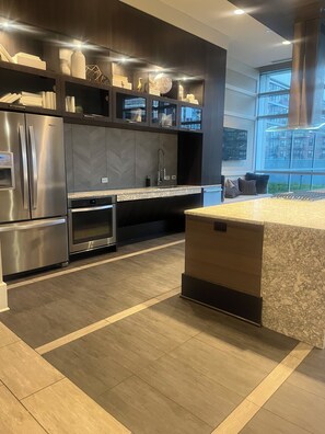 Fridge, microwave, oven, stovetop - Spacious 1 bd sleeps 4 quiet and near Michigan Ave. free gift  (Chicago)