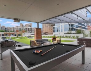Outdoor dining - Spacious 1 bd sleeps 4 quiet and near Michigan Ave. free gift  (Chicago)
