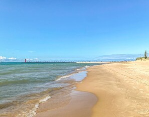 Chaises longues, serviettes de plage