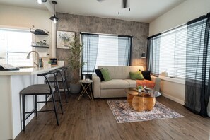 TV - Modern 1 Bedroom Bungalow in Downtown PHX (phoenix)