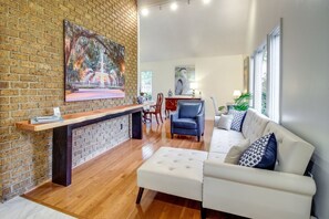 Smart TV, fireplace - Luxe Living between Old Savannah and Beach 4 Bedrooms Sleeps 8. Long Term Stay (Savannah)