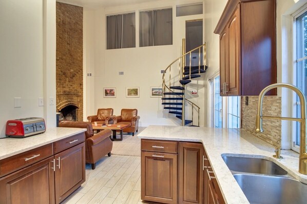 Interior - Luxe Living between Old Savannah and Beach 4 Bedrooms Sleeps 8. Long Term Stay (Savannah)