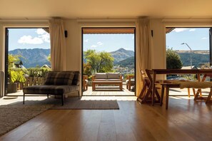 Living area - Sunny Family Retreat with Breathtaking Queenstown Views (Queenstown)