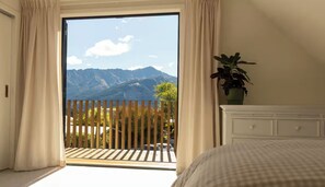 4 bedrooms, WiFi, bed sheets - Sunny Family Retreat with Breathtaking Queenstown Views (Queenstown)