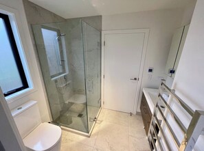 Shower, towels, soap, toilet paper - Sunny Family Retreat with Breathtaking Queenstown Views (Queenstown)