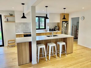 Private kitchen - Sunny Family Retreat with Breathtaking Queenstown Views (Queenstown)