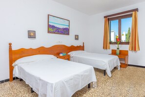 1 bedroom, free WiFi, bed sheets - LA CEIBA HAB. ESTANDAR - Cozy hostel near the beach. Free Wifi (Cala d'Or)