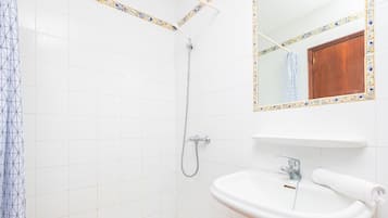 Regadera, secadora de cabello, toallas