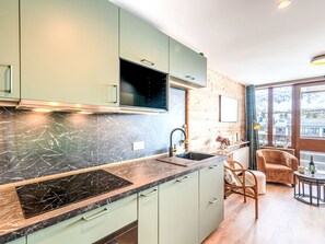 Kühlschrank, Mikrowelle, Ofen, Kochgeschirr/Geschirr/Besteck