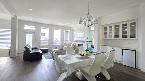 Exquisite - New Zen Retreat in Coquitlam | Mountain Trails & 10 mins to downtown