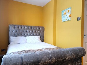 2 bedrooms, iron/ironing board, internet, bed sheets