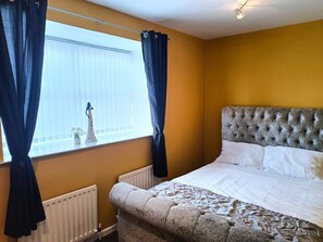 2 slaapkamers, een strijkplank/strijkijzer, internet, beddengoed