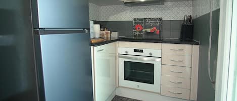 Fridge, microwave, oven, coffee/tea maker