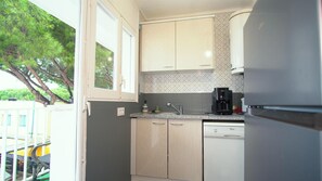 Kühlschrank, Mikrowelle, Ofen, Wasserkocher mit Kaffee-/Teezubehör